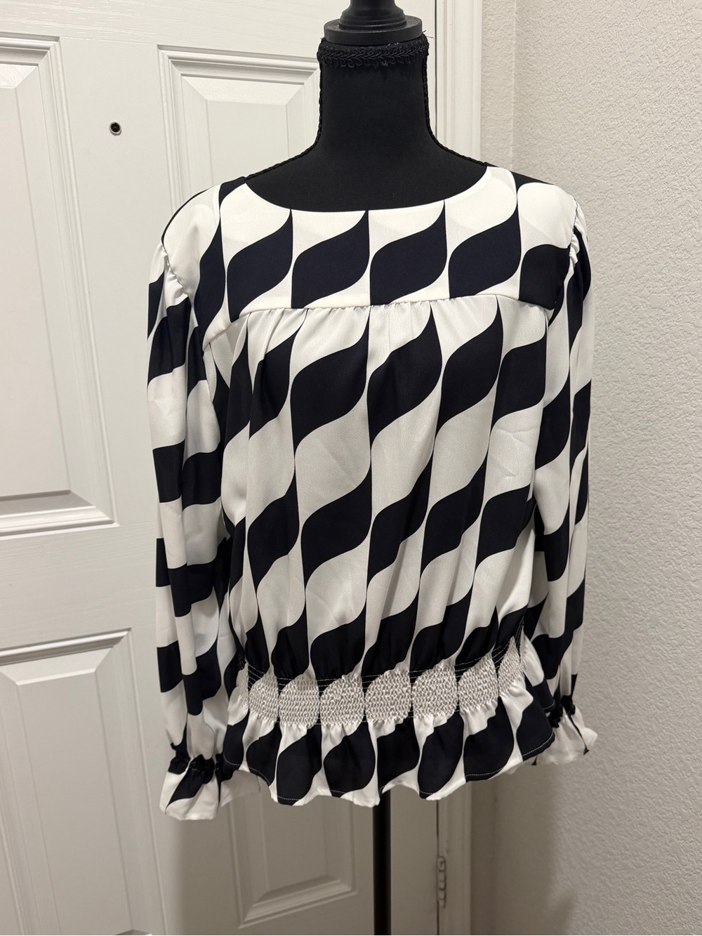 Ann Taylor Women's L Black White Geometric Print Blouse Long Sleeve Smocked Hem